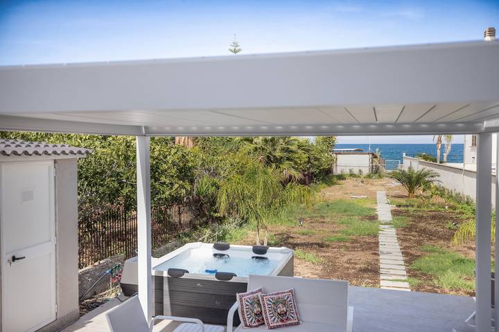 Villa 'Zefira Sole' with Sea View, Wi-Fi and Air Conditioning in Altavilla Milicia, Palermo Province