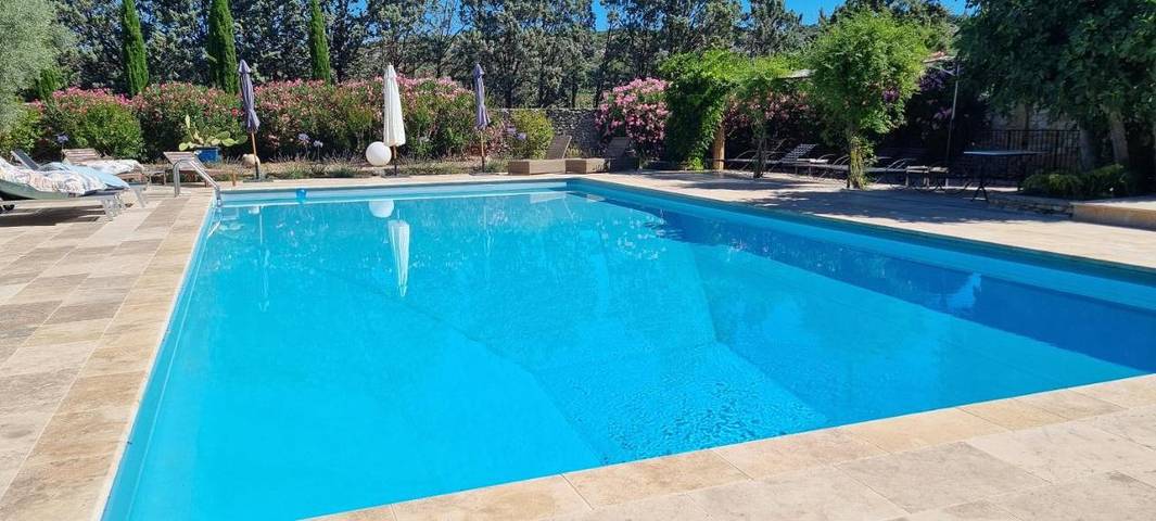 Gîte pour 4 personnes, avec terrasse et jardin ainsi que vue et piscine à Pélissanne - 3