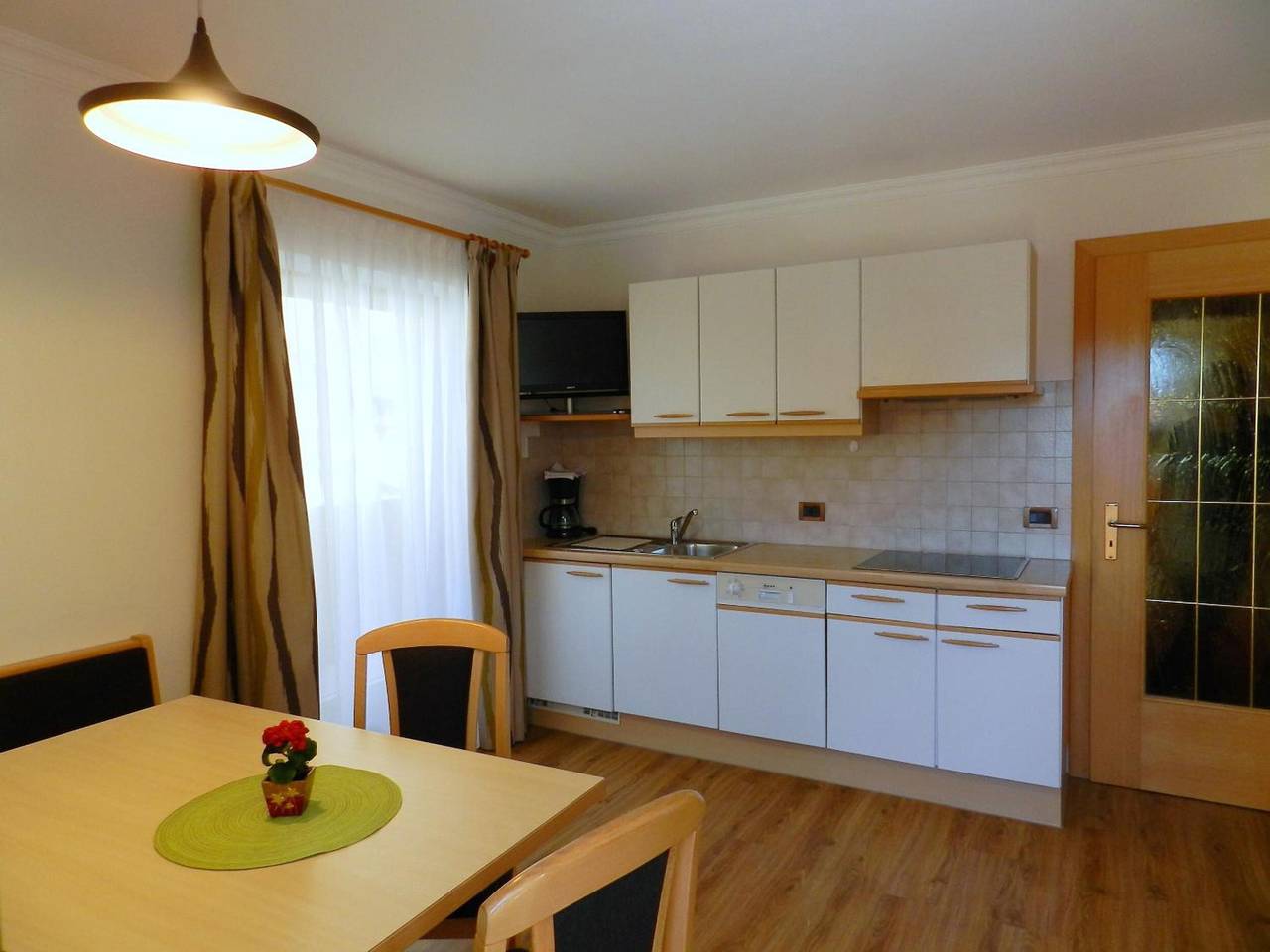 Ganze Wohnung, Apartment „Residence Katiuscia 5“ mit Bergblick, privatem Garten und Wlan in Wolkenstein, Dolomiti Superski