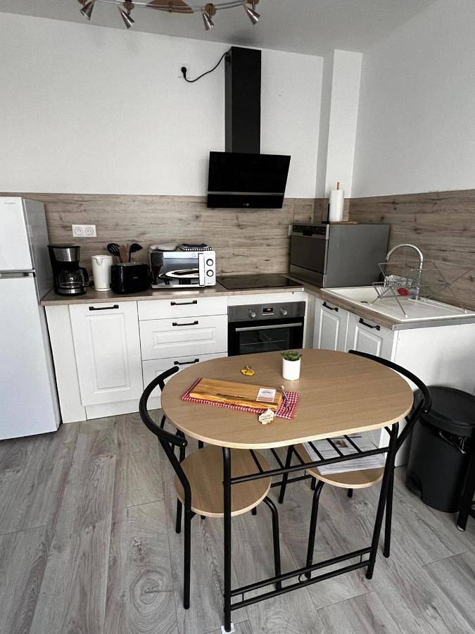 Appartement entier, One-Bedroom Apartment in Évaux-les-Bains, Région d'Aubussargues