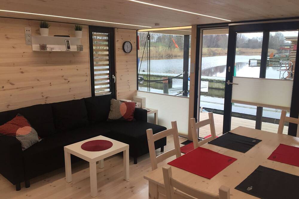 Ganze Wohnung, Hausboot für vier Personen mit Kamin und Terrasse in Wilhelmshaven, Südliche Nordseeküste