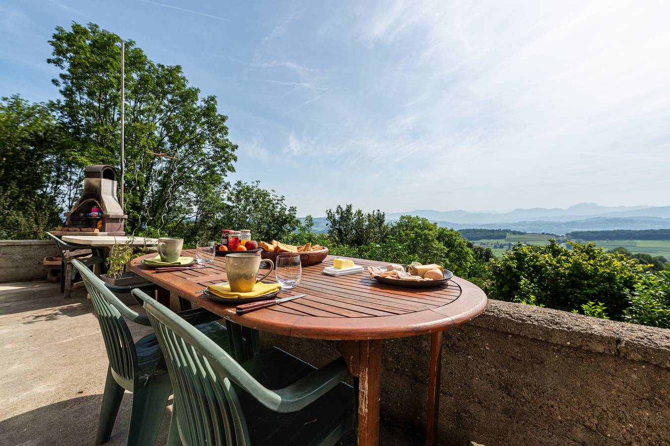 Bed and breakfast 'Chambre Bleue' met uitzicht op de bergen, privéterras en gedeelde tuin in Moye, Annecy en omgeving