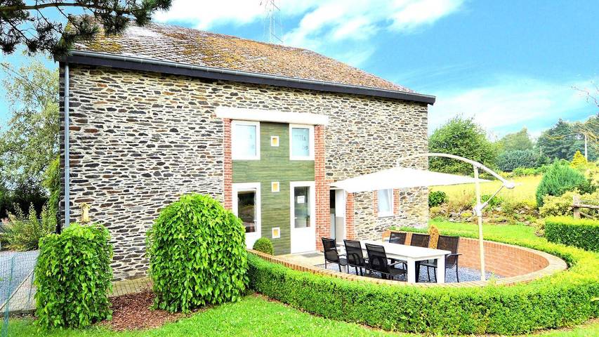 Vacation rental for 8 people, with yard and lake view in Belgium