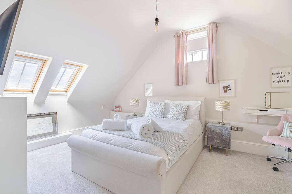 Newly Refurbished Coach house, private garden, Hot Tub, Games rm, Lake, sleeps 8 in Dorset