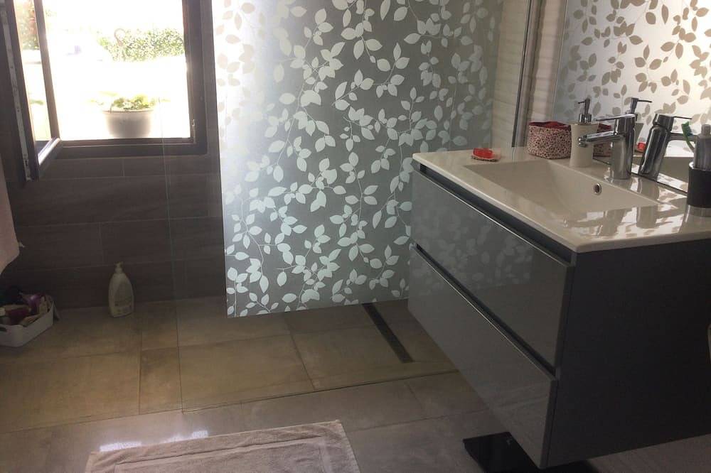 Entire apartment, House with garden, walking trails Between land and sea 20 minutes, in Cournonterral, Mediterranean Coast (France)