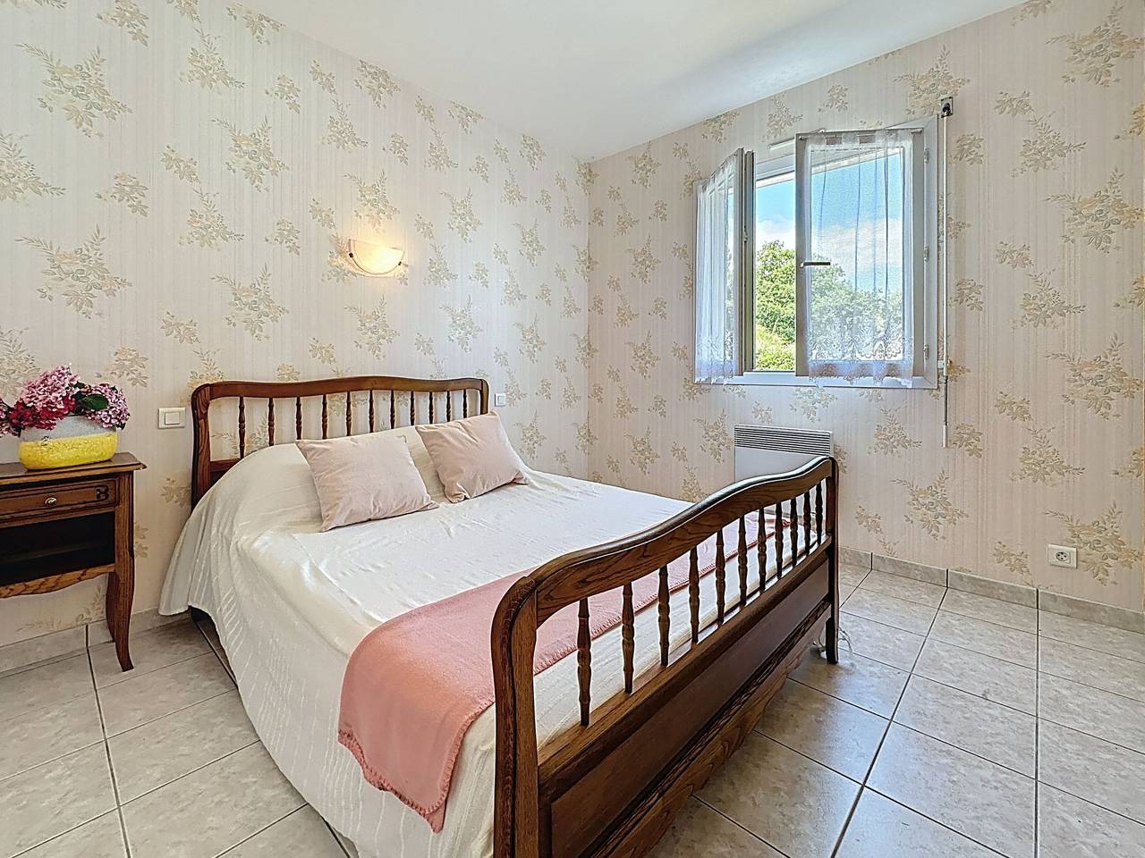 Epicea in Saint-Michel-Chef-Chef, Côte de Jade