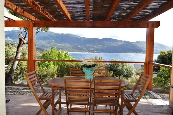 Location de vacances pour 2 personnes, avec Balcon et Terrasse ainsi que Jardin et Vue dans Plage de Tiuccia
