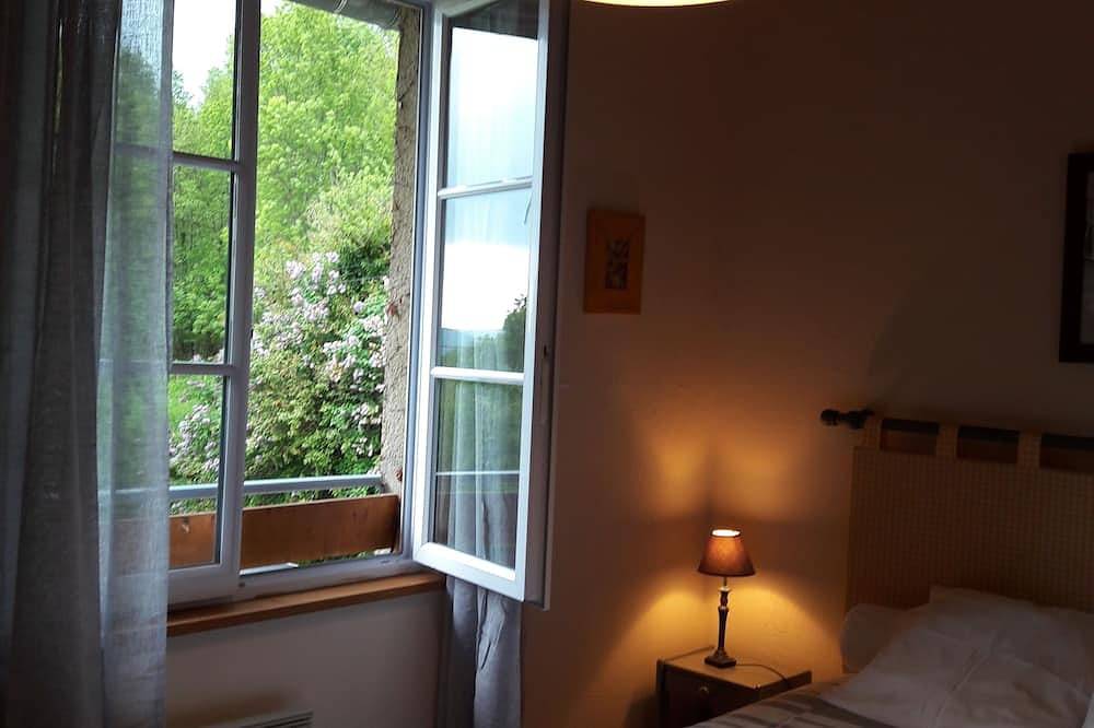 La grange neuve 3 étoiles, au pied du château de Montségur plein Sud in Montferrier, Ariège