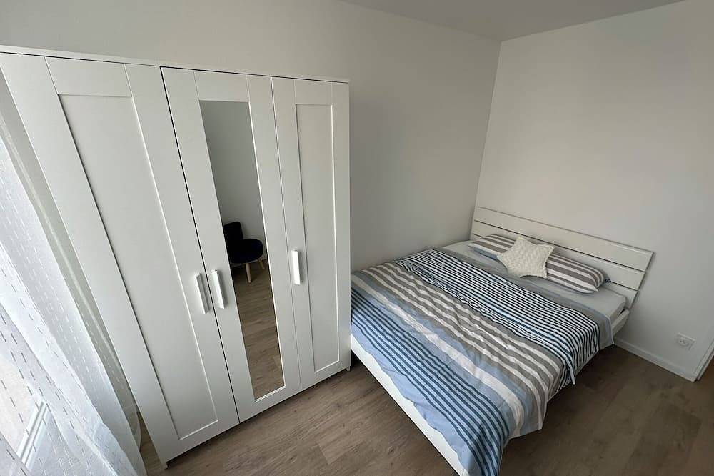 Entire apartment, Spacious 3-bedroom near Paris - Private parking - Netflix in Aubervilliers, Seine-Saint-Denis