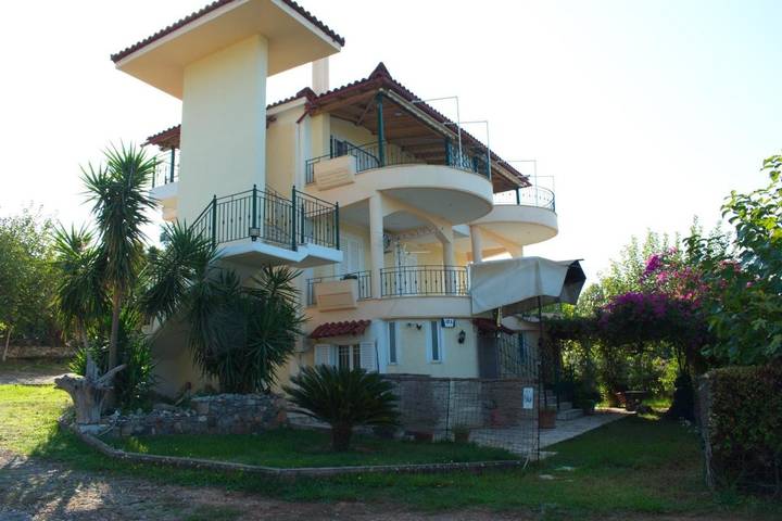 Location de vacances pour 9 personnes, avec Balcon et Terrasse ainsi que Jardin et Vue dans Mikra Mandinia