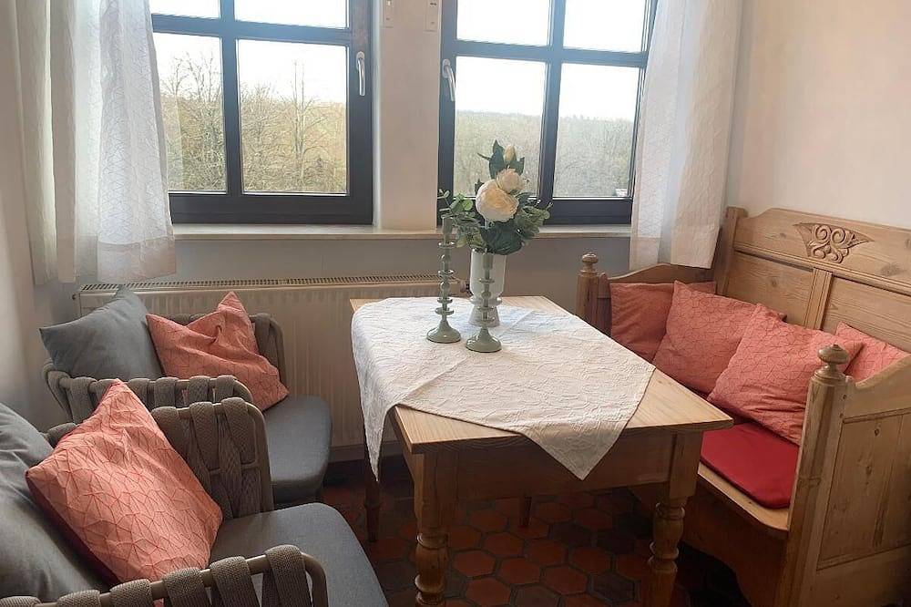 Ganze Wohnung, Ferienwohnung mit Rundum-Wohlgefühl - Blick in den wunderschönen Garten in Sommerach, Fränkisches Weinland