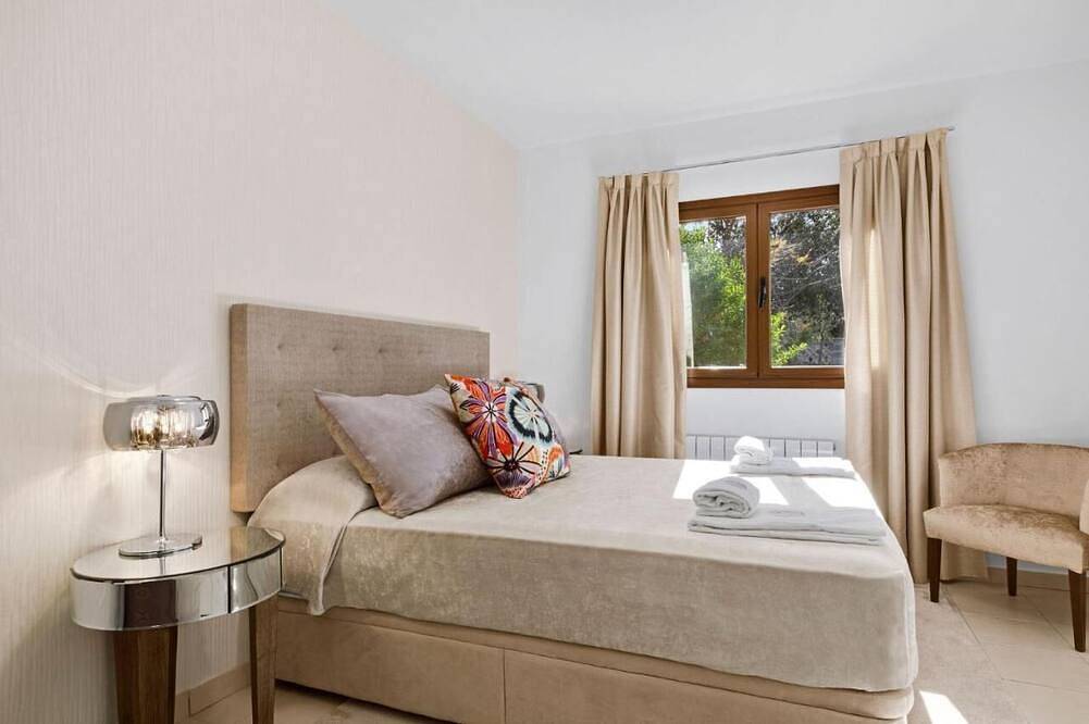 Stunning and modern 5 bed villa in Portals in Portals Nous, Calvià