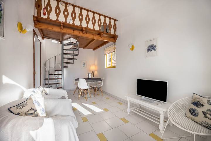 Entire apartment, Apartment 'Apartamento Amarelo T1' with Balcony and Wi-Fi in Odeceixe, Costa Alentejana