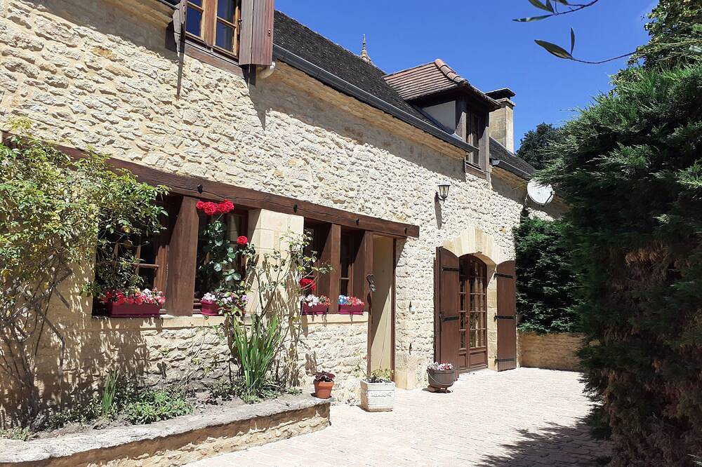 Maison Périgourdine Avec Piscine Privée. Située à 4 kms de Sarlat in Sarlat-la-Canéda, Périgord Noir