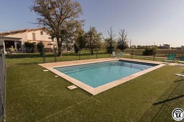 Gîte pour 4 personnes, avec jardin et piscine à Merville