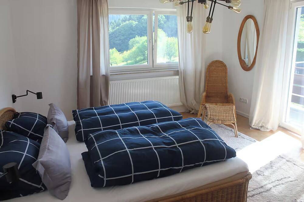 Apartamento inteiro, Spacious apartment in a unique location by the forest with fantastic views. in Buhlertal, Central Black Forest
