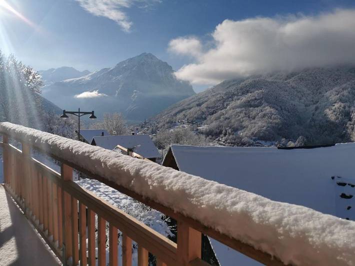 Chalet voor 6 personen, with Balkon and Terras as well as Uitzicht in Oz