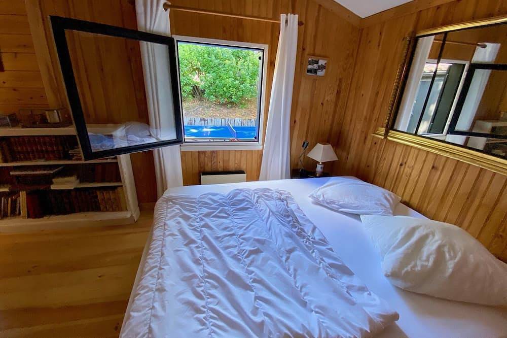 House with spacious pool area, garden, in central beach location, Wifi in Le Canon, Lège-Cap-Ferret