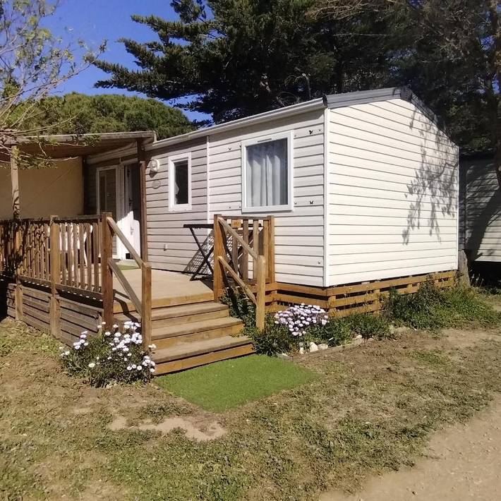 Camping pour 4 personnes, avec jardin ainsi que piscine et terrasse