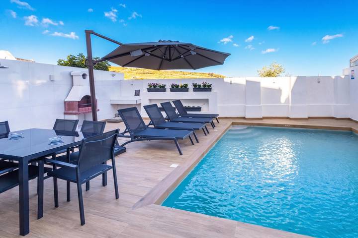 Ferienhaus für 8 Personen, mit Balkon und Pool