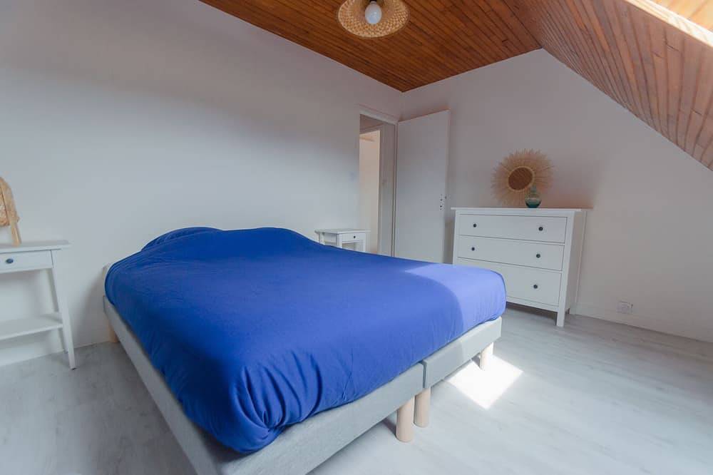 A stone's throw from the beaches, house with large enclosed garden in Kerfissien, Cléder