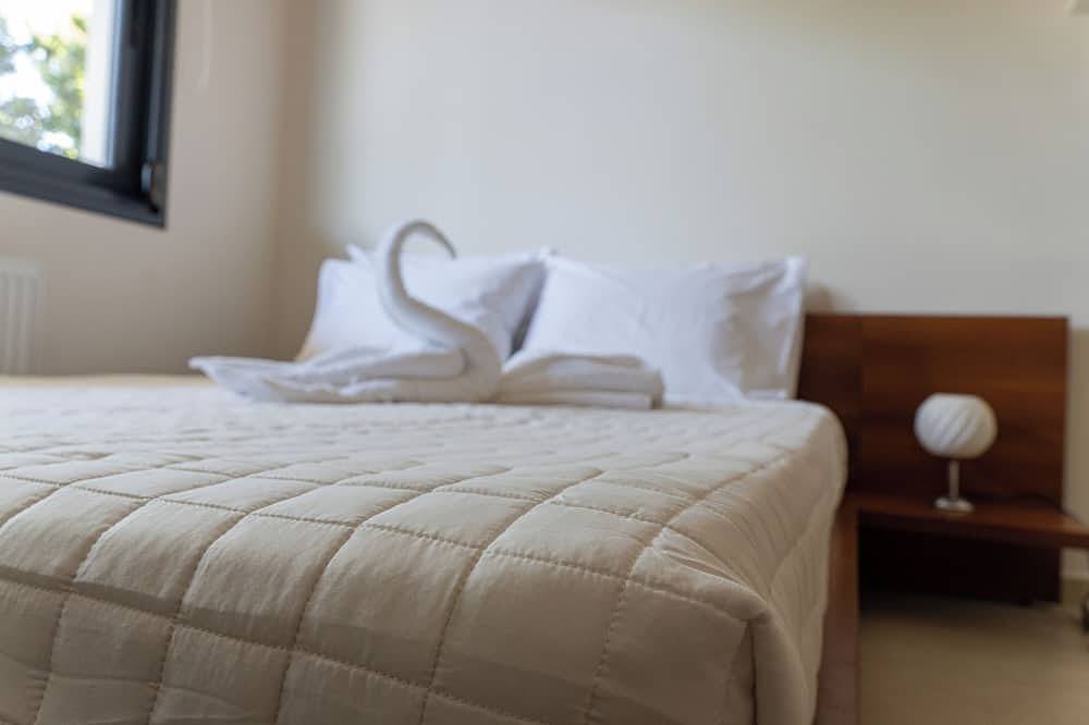 2-floor house, free parking, 10 min from city center, for families and groups. in Chania region