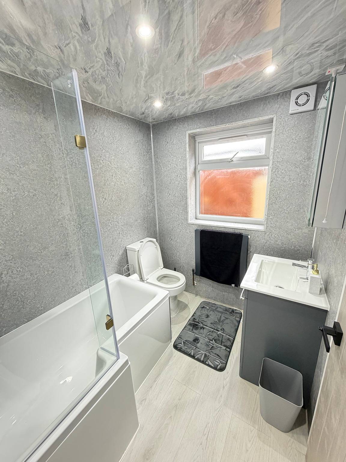 Contractor Friendly 3 Bed House | Long Stays | Fast Wi-Fi & Parking in Bedford