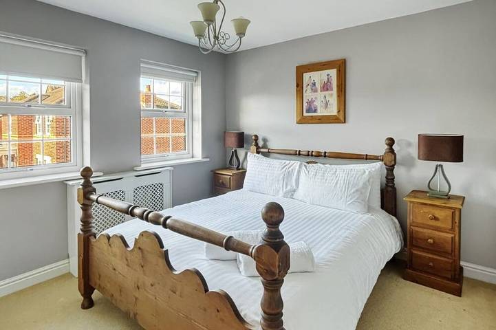 Large 5 Bedroom 3.5 Bathroom house garden/driveway hot tub additional cost in Fernwood, Nottinghamshire