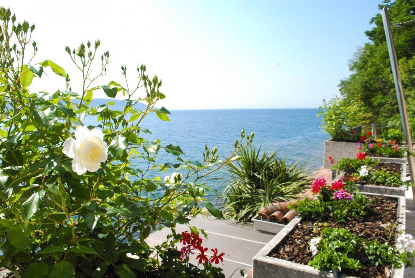 Villa 'I Cipressi' con Vista Lago, Wi-Fi e Aria Condizionata in Toscolano-Maderno, Prealpi Gardesane