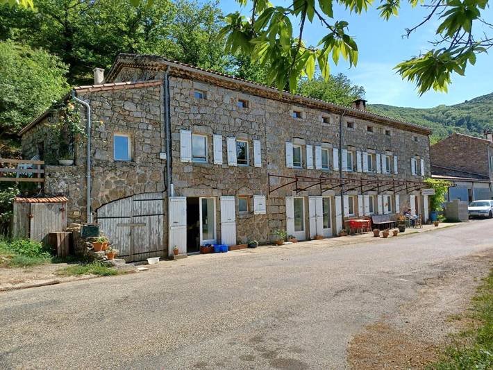Chambre d’hôte pour 2 personnes, avec terrasse ainsi que vue et jardin à Saint-Étienne-de-Serre