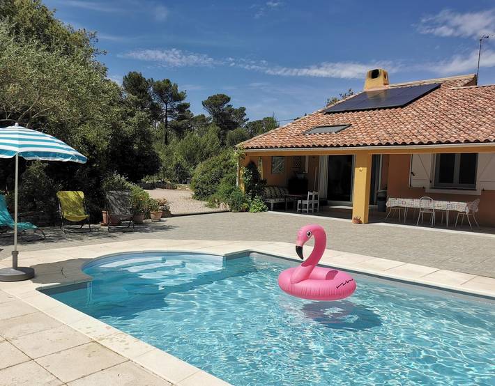 Gîte pour 4 personnes, avec piscine ainsi que vue et jardin