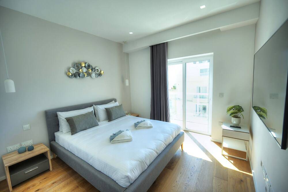 Apartamento inteiro, Elegant 2 bedrooms, large sun terrace, pool Gcat1-1 in Swieqi, Ilha de Malta