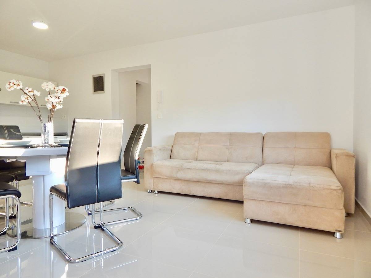 Ganze Wohnung, Beautiful first floor apartment with terrace and grill / A3 in Stinjan, Pula