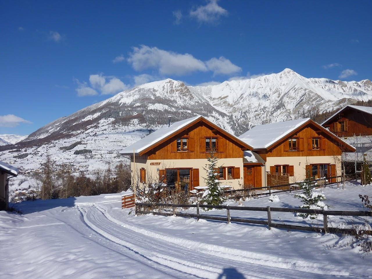 Chalet 'Garrigue Au Pied Des Pistes' with Mountain View, Shared Pool and Wi-Fi in Les Orres, Écrins National Park
