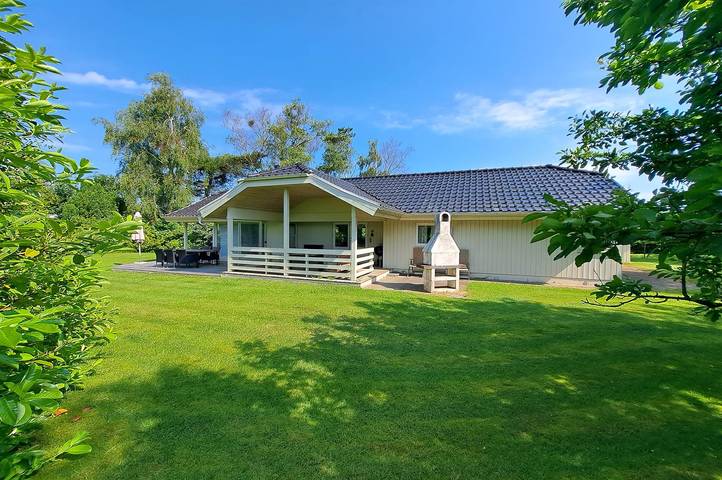 Ferienhaus für 6 Personen, mit Whirlpool und Garten in Høll