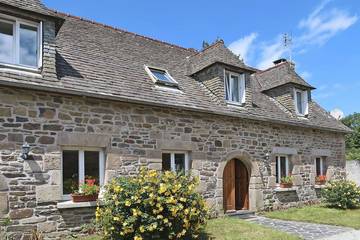 Gîte pour 11 personnes, avec jardin à Trémel