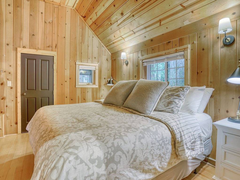 Thistle Dew: Salmon River romantic retreat, deck, hot tub and Wood Stove in Welches, Mount Hood