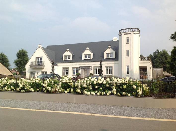 Hotel für 2 Personen, mit Terrasse und Garten sowie Pool und Ausblick in Maaseik