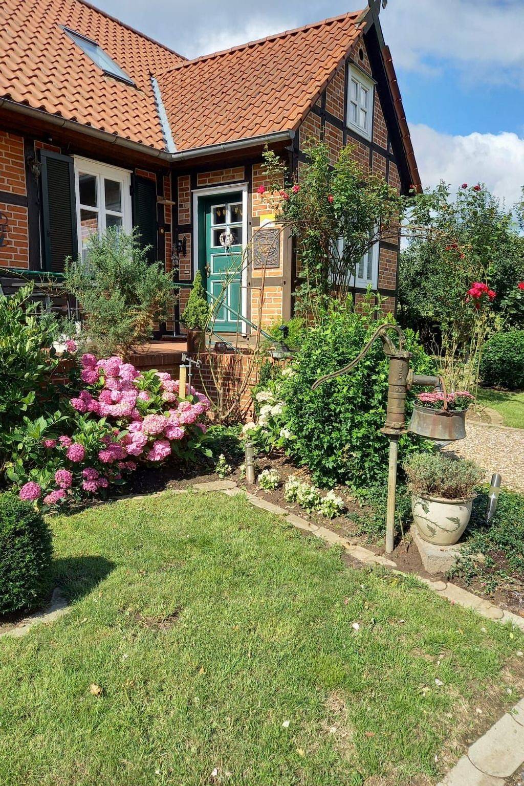 Haus Elbrose inmitten von Rosen mit Elbdeichzugang in Lenzerwische, Prignitz