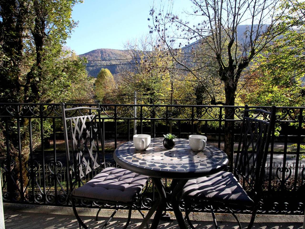 Appartement entier, Charmant T2 avec balcon, parking et lave-linge près du parc in Luchon-Superbagnères, Bagnères-de-Luchon