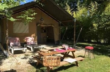 Tente pour 5 personnes, avec piscine ainsi que bassin pour enfant et jacuzzi dans le Lot