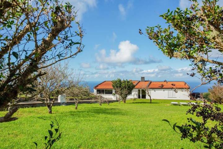 Location de vacances pour 5 personnes, avec jardin et vue dans Achadas da Cruz
