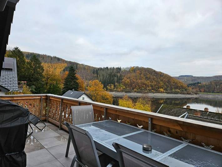 Ferienhaus für 6 Personen, mit Balkon und Garten sowie Seeblick in Simmerath