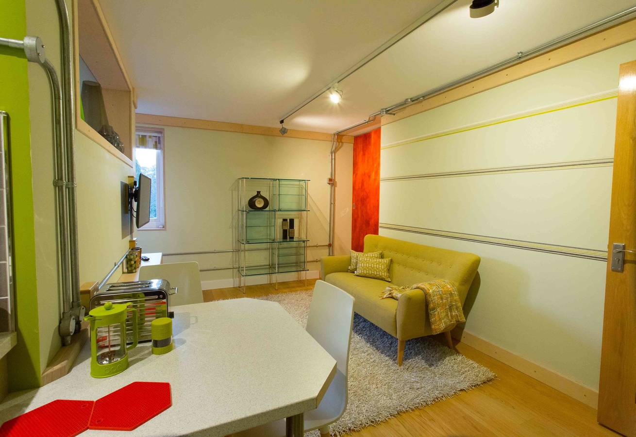 Entire studio, Cosy Loft Studio with Garden Views in West Wittering, West Sussex