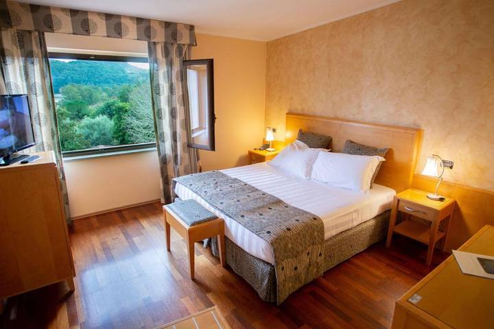 Hôtel pour 2 personnes, avec Terrasse ainsi que Jardin et Piscine dans Pergusa - 4