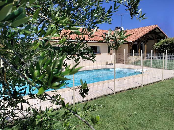 Gîte pour 6 personnes, avec jardin ainsi que piscine et terrasse, animaux acceptés à Villenave