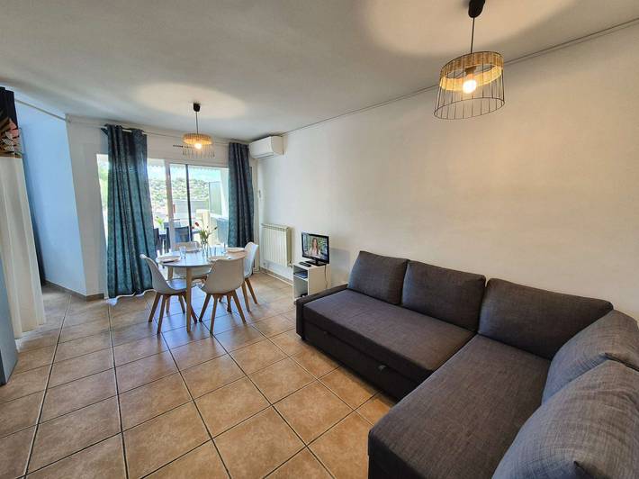Entire holiday apartment, Air-conditioned apartment with terrace, private parking, residence with swimming pool in Saint-Mandrier-sur-Mer, Mediterranean Coast (France)