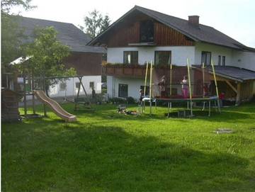 Ferienwohnung für 5 Personen, mit Ausblick und Balkon sowie Garten, kinderfreundlich in Irrsee
