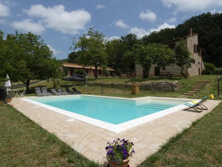 Location de vacances pour 8 personnes, avec vue ainsi que jardin et piscine à Lugnano in Teverina