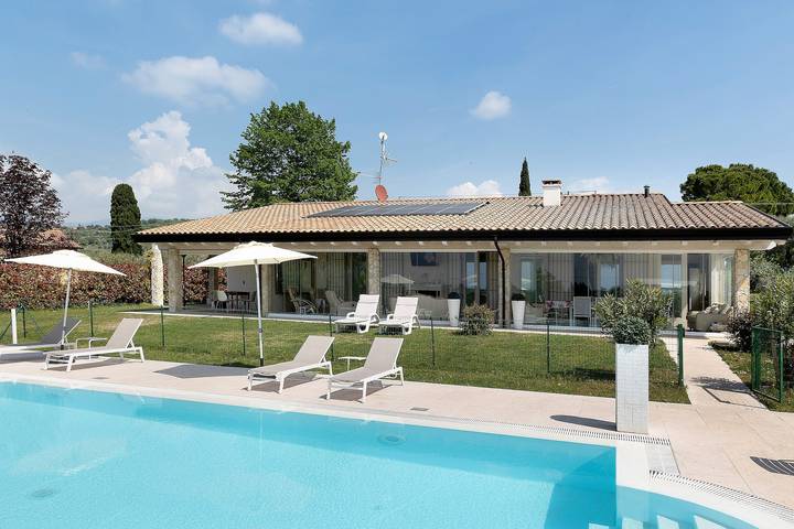 Villa für 9 Personen, mit Whirlpool und Garten sowie Seeblick am Gardasee - 2